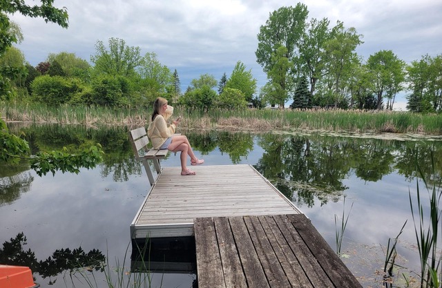 1 minute away from beach, family cottage getaway. Dock fishing free boat launch