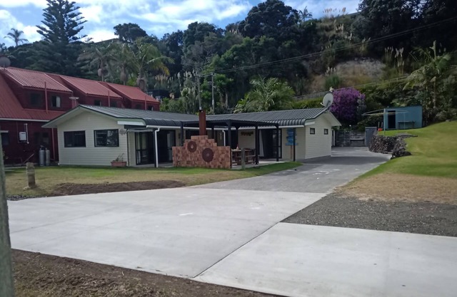 1 minute flat walk to beach and ramp. Open plan lounge,dining room & kitchen.