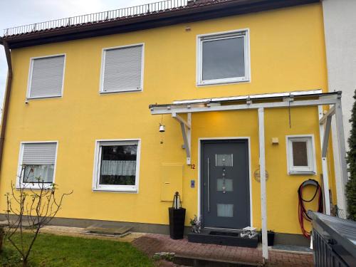 1 Privatzimmer möbliert gut ausgestattet und gute Anbindung Bus Bahn