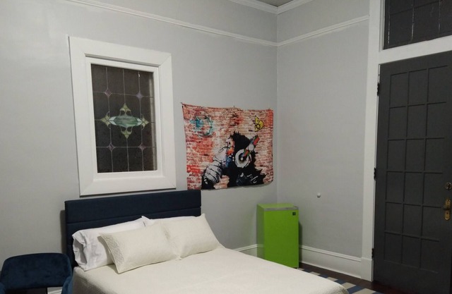 1 Queen bed, Great Amenities! rm 2.