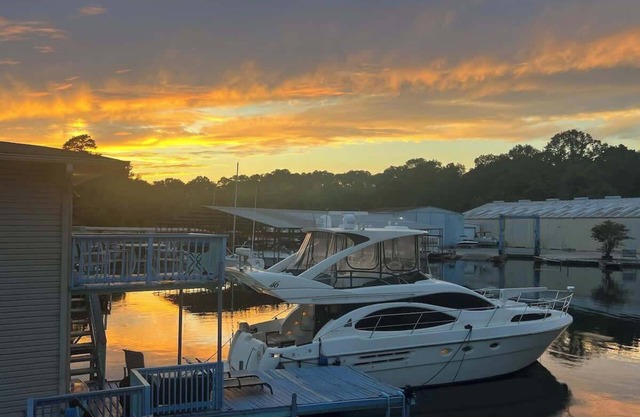#1 Right on the lake! two piers! Great fishing!