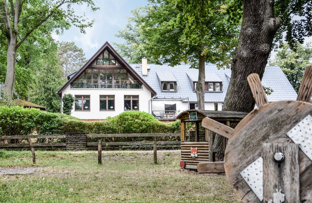 1 room apartment directly on the Schwielowsee with bathing access and garden