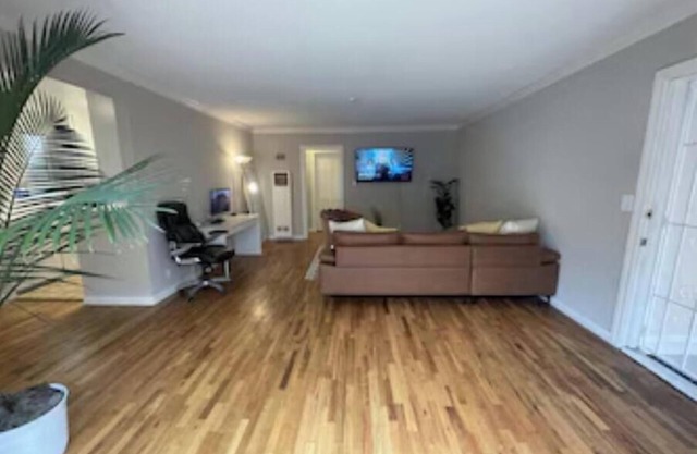 1 spacious Cozy Room right by the Santa Monica Pier.