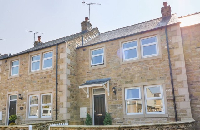 1 ST. AIDANS COURT, pet friendly, with open fire in Hellifield