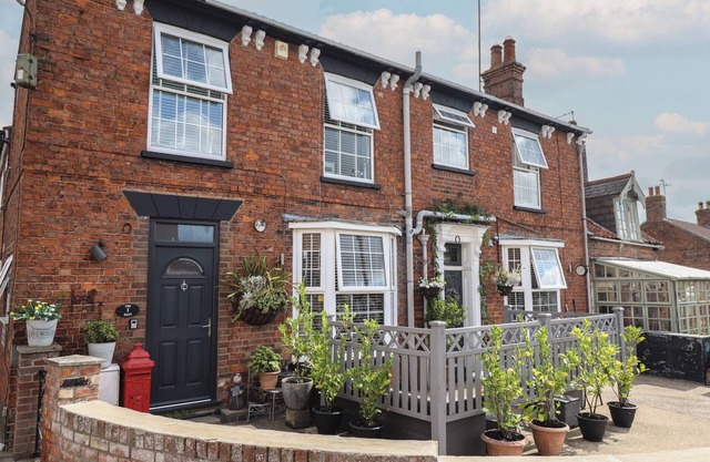 1 THE BAYS, pet friendly, with a garden in Burgh Le Marsh