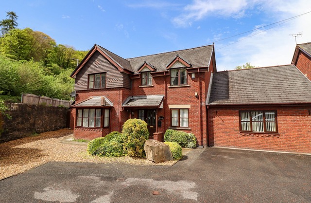 1 THE BEECHES, pet friendly, luxury holiday cottage in Llangollen