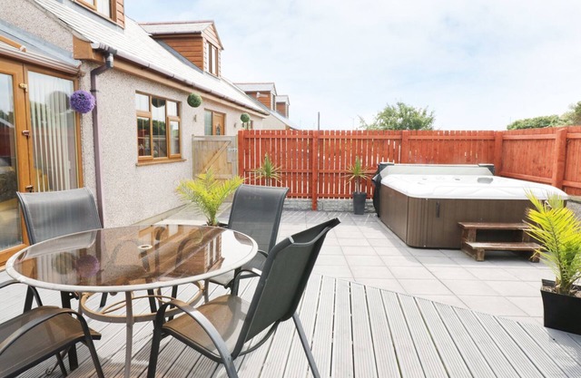 1 THE OLD SMITHY, pet friendly, luxury holiday cottage in Cemaes Bay