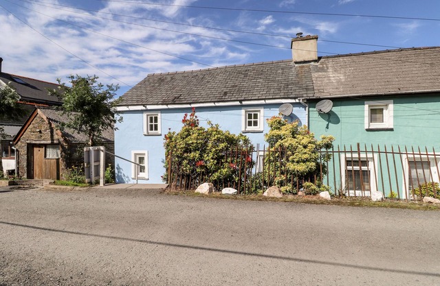1 THE TERRACE, pet friendly, with open fire in Newport, Pembrokeshire
