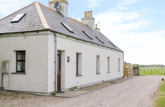 1 THURDISTOFT FARM COTTAGE, pet friendly, with open fire in Thurso