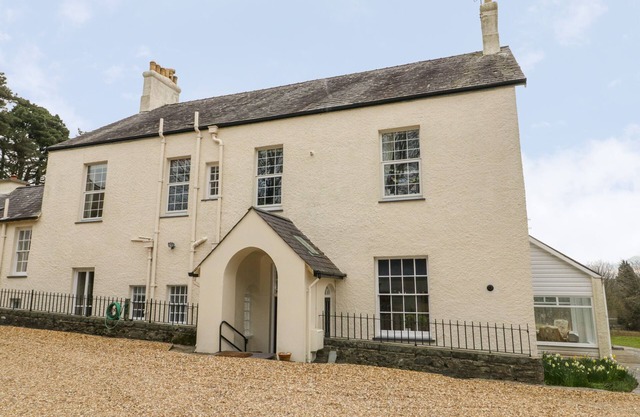 1 TYN Y CAEAU APARTMENT, family friendly in Menai Bridge