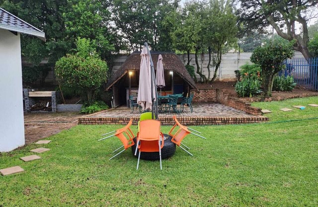 10-bedroom house in beautiful Randburg with WiFi , DSTV, NETFLIX each 500-600n