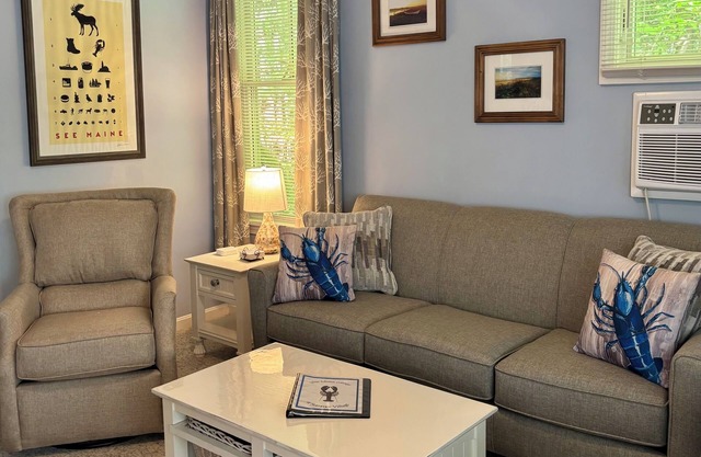 10 ⭐️cottage! Last week in Aug is available. 4 night minimum, discounted rate.