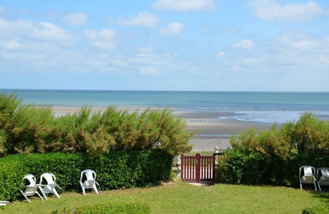 10% discount CHARACTERFUL VILLA WITH GARDEN ON THE SEAFRONT, direct beach access