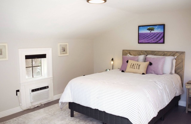#10 Fun Room in Historic Inn, Lavender Loft