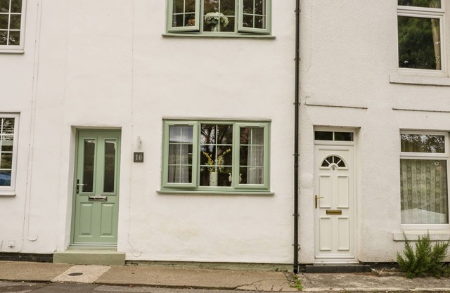 10 HIGH STREET, family friendly, with open fire in Swainby