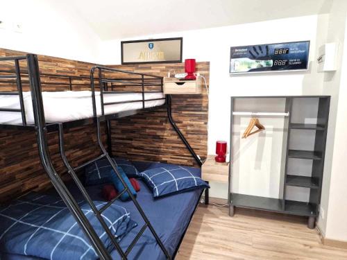 10 - Joli studio avec clim, deux lits, logement tout équipé pour 1, 2 ou 3 personnes maximum, vue sur parc arboré, parking privatif gratuit, grand fourgon possible, tout le linge de maison est fourni