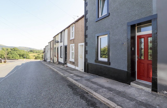 10 KEEKLE TERRACE, pet friendly, with a garden in Cleator Moor