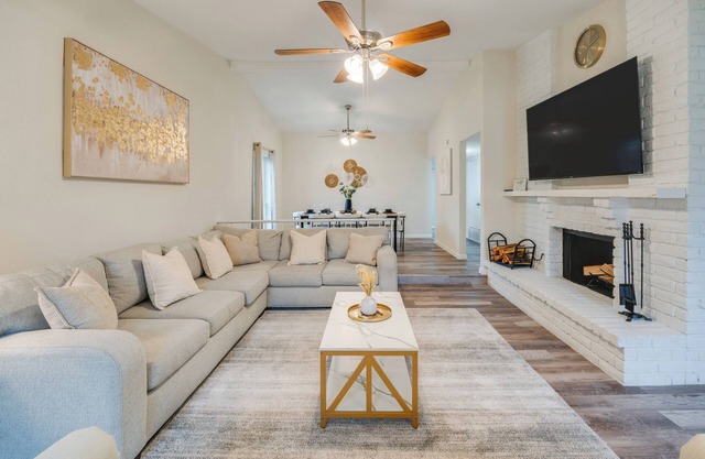 10 Mi to Six Flags: Pet- & Family-Friendly Retreat