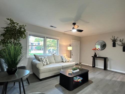 10 Min to Downtown - Smart Tvs - Fast Wi-Fi