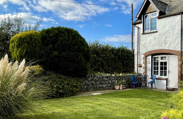 10 mins drive to beaches and harbour.Idyllic location.Pub nearby. Dog friendly