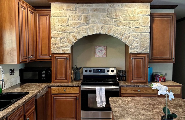 10 mins to Lake Granbury and Glen Rose. Pet Friendly!
