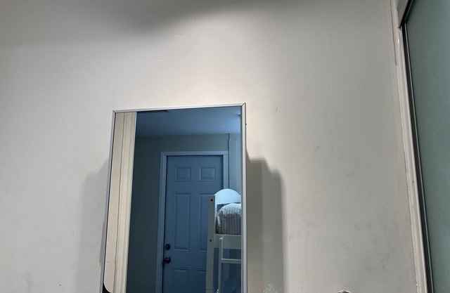 10 minutes from Hollywood beach and 15 minutes from Mall Aventura!!