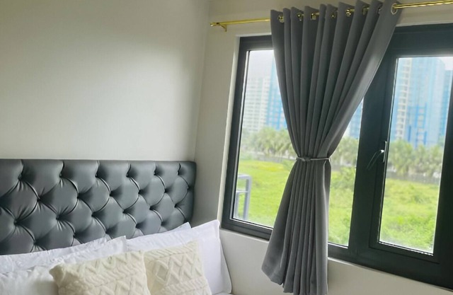10 minutes from Mall of Asia | Cozy Condo with Hot Shower & Balcony