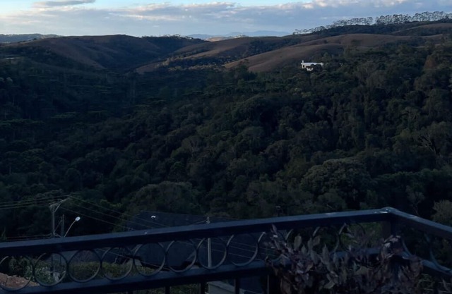 10 minutes from the center of Capivari! Comfortable loft with panoramic views.