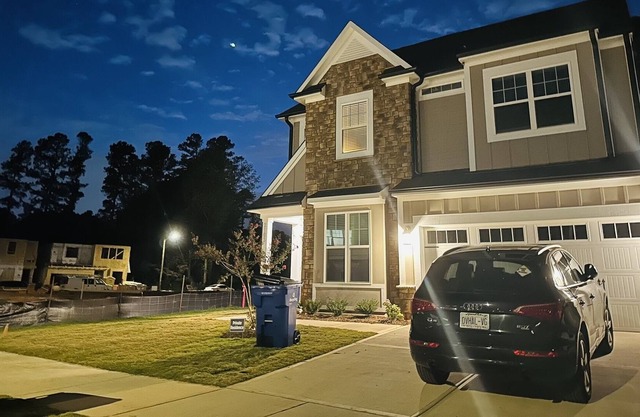 10 minutes to downtown Raleigh. Stay in style in North Raleigh Home