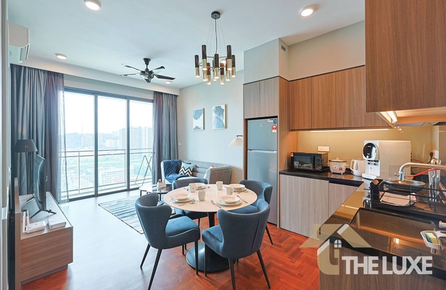 10 minutes to Midvalley! 4 pax 2 bedrooms apartment with shopping mall below