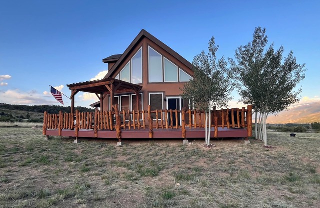 10 Minutes To Monarch Mountain, the Arkansas River and 10 Minutes To Salida!