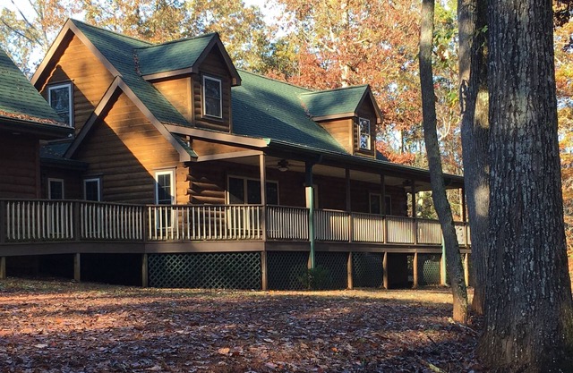 10 minutes to TIEC! Retreat to this secluded log cabin surrounded by nature.