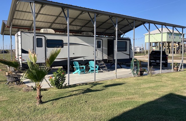 10 minutes walk to the beach .Covered rv spot on concrete slab. NEW CAMPER