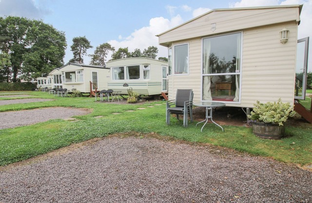 10 OLD ORCHARD, pet friendly, with a garden in Much Wenlock