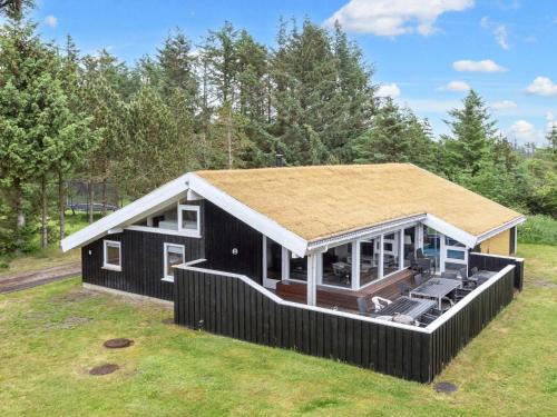 10 person holiday home in Saltum-By Traum
