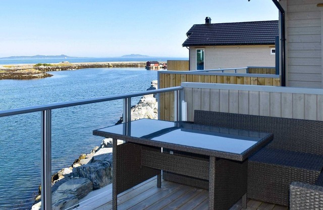10 person holiday home in Brattvåg