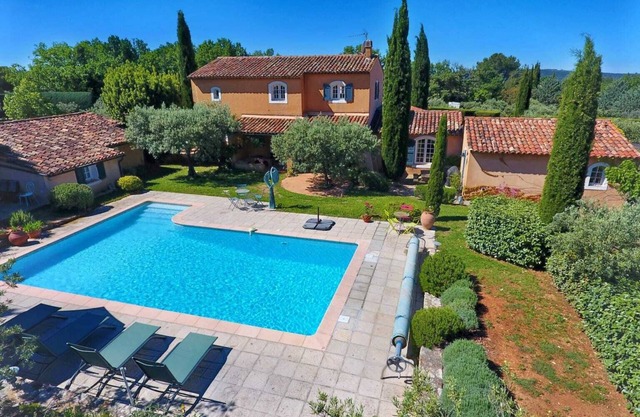 10 persons accommodation: spacious 6 pers villa + 4pers Cabanon in Aups (Provence)