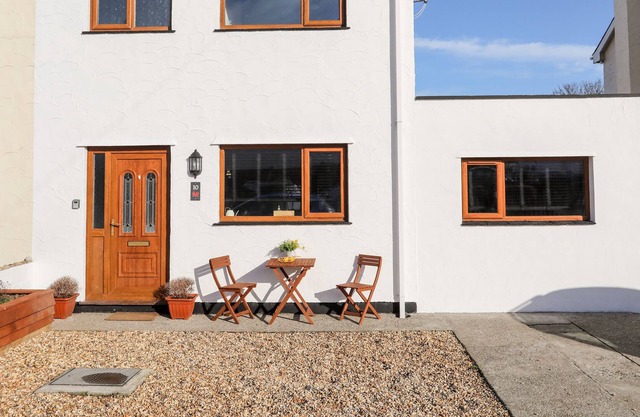 10 Y DDOL, pet friendly, with open fire in Morfa Nefyn