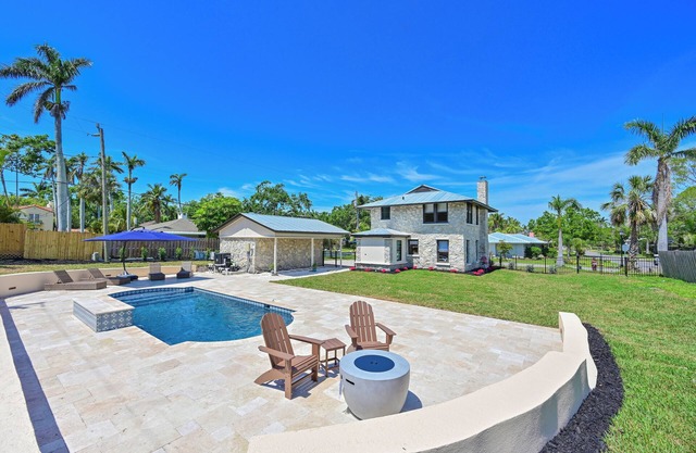 100 yr old Stone House near beaches and downtown Bradenton with a heated pool