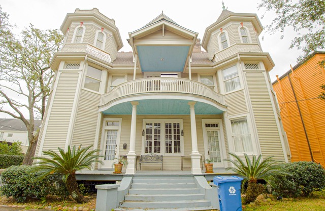 ⚜ 100 YR OLD VICTORIAN ⚜ Near Streetcar, Magazine