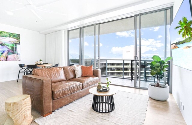 1007 Harbour- Luxury Harbour Lights Apartment | Marina Views | Pool & Gym
