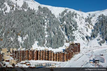 100m from ski slopes, 1st floor, view ski slopes, swimming pool, balcony, tv, 35m², La Plagne