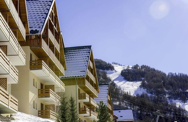100m from ski slopes, floor -2, balcony, parking, ski locker, 33m², Valloire