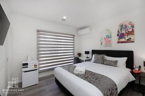 102 Chic Queen BR with Fast WiFi - Walk to Tram Stop 23