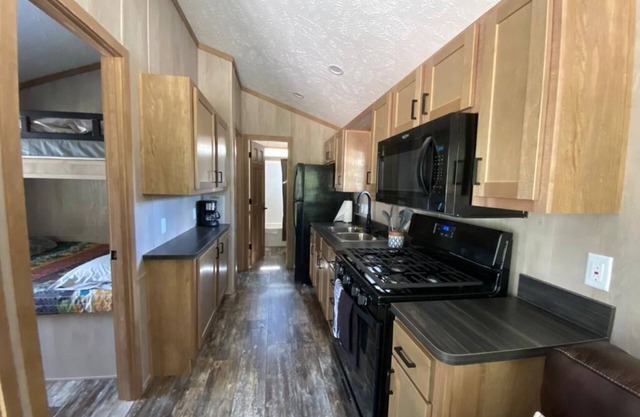 102) Dove Farmhouse Style Cabin. Close to Hocking Hills State Park and more!