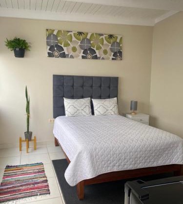 102 habitacion con baño y cocina e ingreso independiente