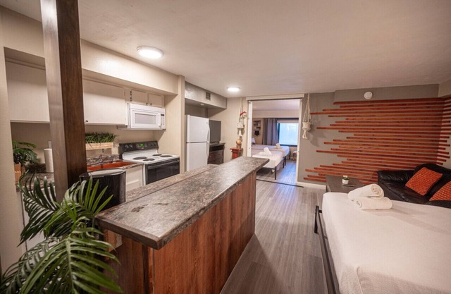 1062 Instant Book · Stay Together Suites on The Strip - 5 Comfy BEDS!