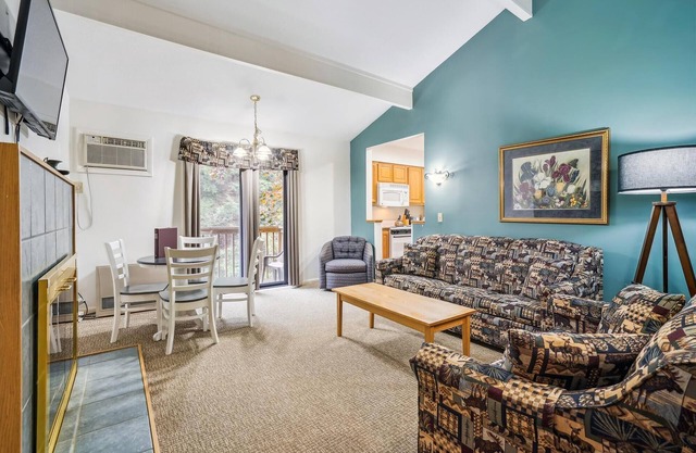 109 Deluxe One bedroom Queen Suite on the 1st floor w/outdoor heated pool