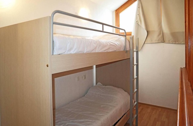 10m from shops, 3rd floor, view mountain, swimming pool, balcony, tv, ski locker, 50m², Les Orres