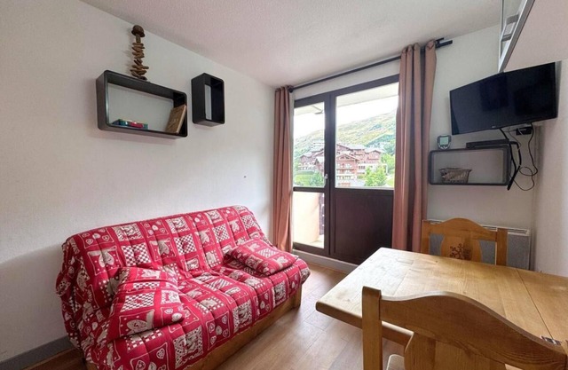 10m from ski slopes, 5th floor, view parking, balcony, tv, ski locker, 17m², Les Menuires
